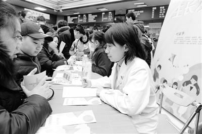 蘭州大學(xué)第一醫(yī)院舉行“新年！新高度！”兒童保健義診活動