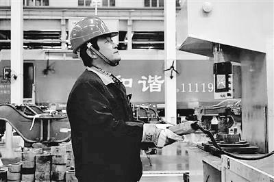 蘭州：寒夜黃河邊，他一把拉出落水大學(xué)生