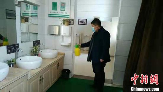  圖為2月初，工作人員對敦煌市旅游景區(qū)衛(wèi)生間進(jìn)行防疫消毒?！《鼗褪形麄鞑抗﹫D 攝