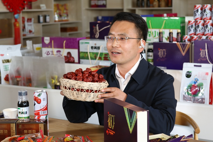 “縣長(zhǎng)直播天團(tuán)”唱響“甘貨春之聲”，售出近30種甘貨1萬(wàn)余件 開(kāi)進(jìn)直播間的網(wǎng)絡(luò)扶貧博覽會(huì)，受百萬(wàn)網(wǎng)友點(diǎn)贊 