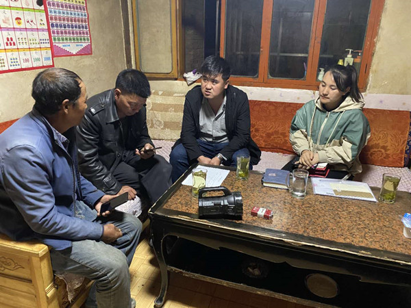 圖為木耳鎮(zhèn)紀(jì)檢干事盧建民（左三）連夜在多壩村多壩組奚連德家中了解受災(zāi)情況，排查安全隱患，并宣傳發(fā)生次生災(zāi)害的相關(guān)知識(shí)。_副本.jpg