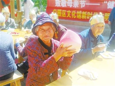 母親節(jié)，白銀“花村”擺了一場“敬老宴”