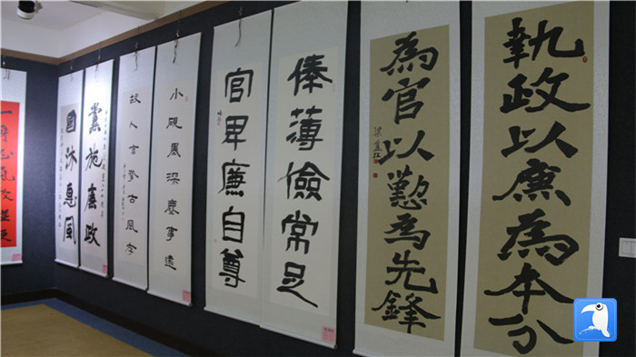 7月1日上午，定西市通渭縣紀(jì)委監(jiān)委舉辦“襄郡清風(fēng)·喜迎建黨99周年”廉政文化書(shū)畫(huà)展，共同為黨的生日獻(xiàn)禮。_副本.jpg
