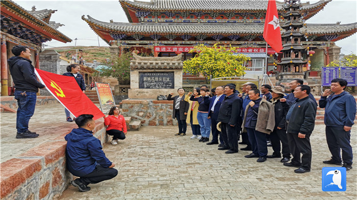 “七一”前夕，甘南州紀(jì)委監(jiān)委機(jī)關(guān)第二黨支部組織支部黨員和幫扶村黨員赴臨潭縣新城鎮(zhèn)蘇維埃舊址紅色教育基地參觀學(xué)習(xí)活動(dòng)。_副本.jpg