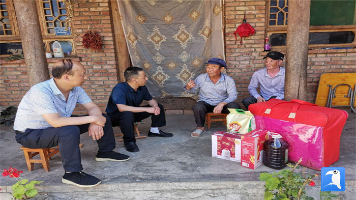 在建黨99周年來(lái)臨之際，隴南市禮縣紀(jì)委監(jiān)委在中壩鎮(zhèn)、三峪鄉(xiāng)開(kāi)展“七一”慰問(wèn)老黨員、困難黨員活動(dòng)，為他們送去組織的關(guān)懷和節(jié)日的問(wèn)候。_副本.jpg