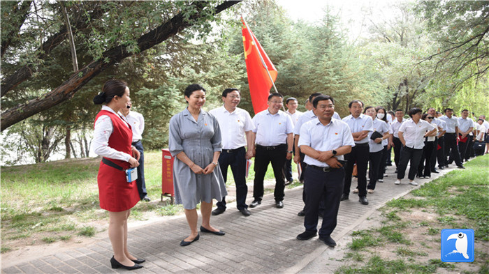 7月1日，嘉峪關(guān)市紀(jì)委監(jiān)委機(jī)關(guān)黨委在迎賓湖絲路廉潔文化主題公園舉行慶祝黨建99周年迎“七一”主題黨日活動(dòng)。_副本.jpg