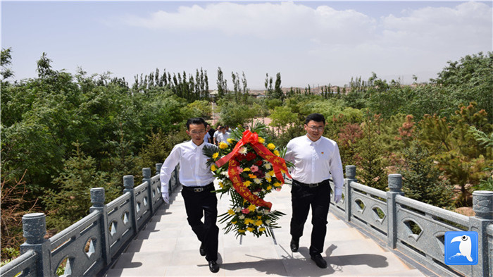 七一”前夕，白銀市紀(jì)委監(jiān)委機(jī)關(guān)黨委組織黨員來(lái)到紅軍西路軍景泰烈士陵園開(kāi)展主題黨日活動(dòng)。 朱鵬拍攝_副本.jpg