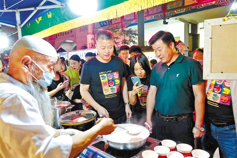 鄭州餐飲同行“打卡”金城夜市：“月光下的蘭州美食，唇齒留香”