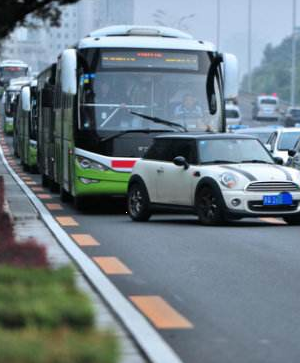 蘭州市現(xiàn)行三條公交車(chē)專(zhuān)用道限時(shí)通行 1條：天水路全路段