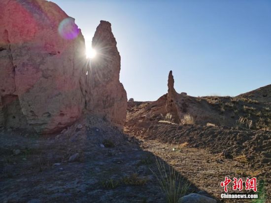 山丹境內(nèi)的長(zhǎng)城是由壕塹和山險(xiǎn)為主的漢長(zhǎng)城和黃土墻體為主的明長(zhǎng)城兩部分組成。 翟繼宗 攝