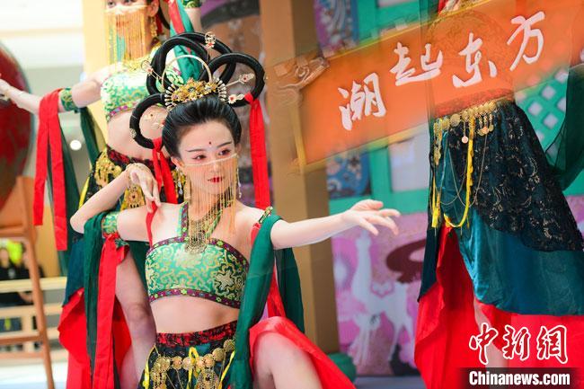 圖為今年9月5日，在重慶亮相的敦煌博物館“潮起東方”主題活動(dòng)現(xiàn)場(chǎng)。敦煌博物館供圖