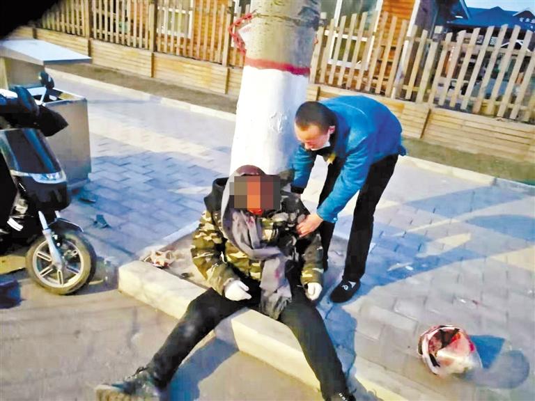 蘭州：騎摩托車男子清晨撞傷 熱心“的哥”全力救助！