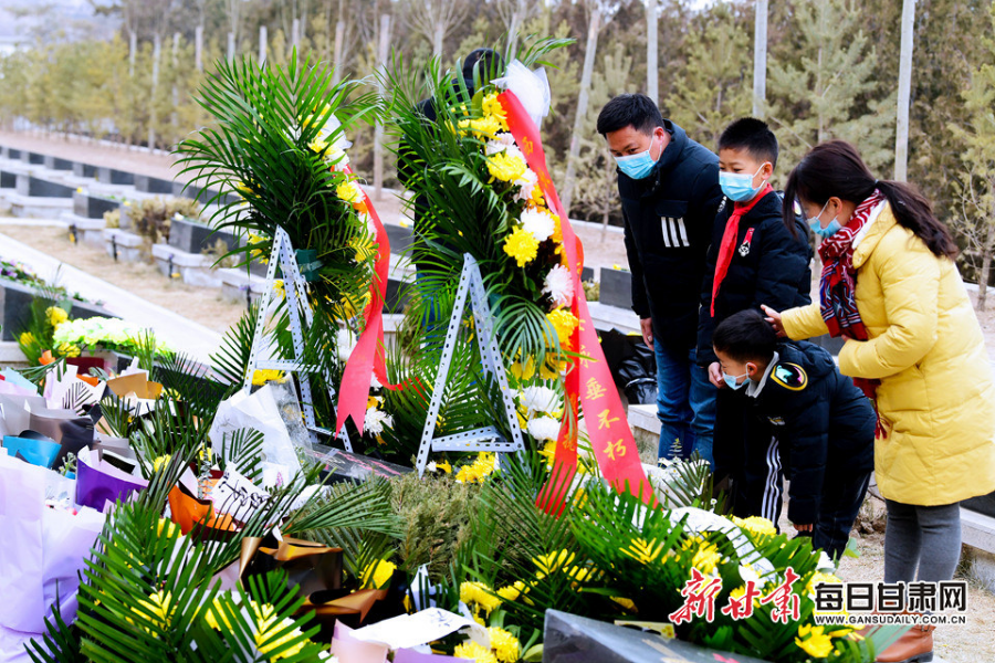 委托快遞、自發(fā)前往，社會各界在陳紅軍烈士墓前獻(xiàn)花致敬