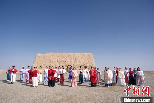 數(shù)十位身著古裝的女性通過體驗賞漢舞、習漢禮、吟誦詩詞等中華傳統(tǒng)文化，再現(xiàn)古絲綢之路的繁華盛景?！∏窳?攝