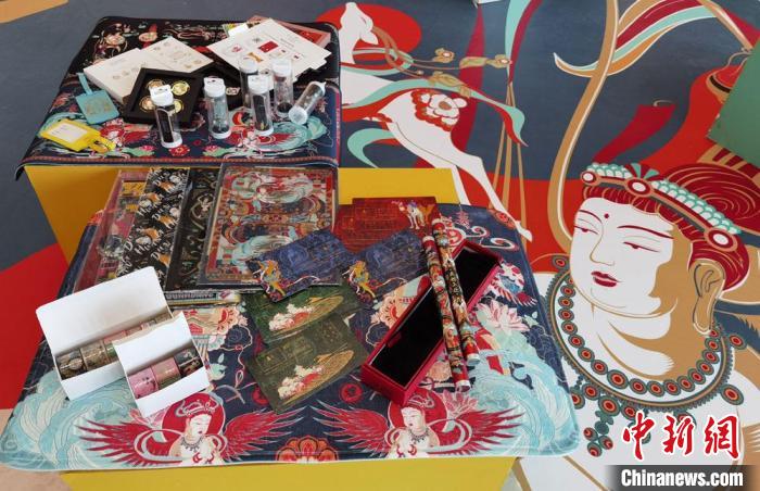 60余類敦煌主題的文創(chuàng)產(chǎn)品讓人愛不釋手?！《∷?攝