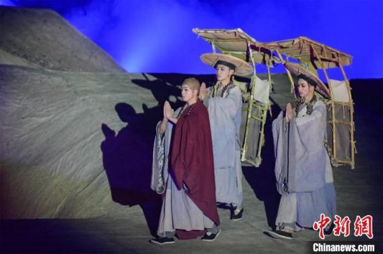 圖為演出現(xiàn)場，該劇獨(dú)創(chuàng)360度旋轉(zhuǎn)并前后移動觀眾席，顛覆傳統(tǒng)劇場舞臺表演模式?！⊥醣筱y 攝