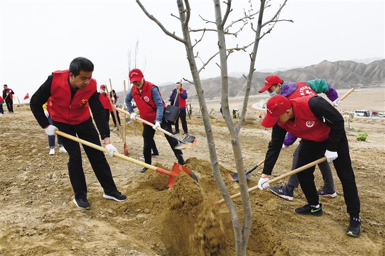 甘肅省委組織部在新區(qū)開展義務植樹暨文明創(chuàng)建主題黨日活動