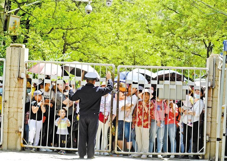 人流如潮 入園游客突破5萬 五泉山公園、蘭州市動物園昨日臨時閉園