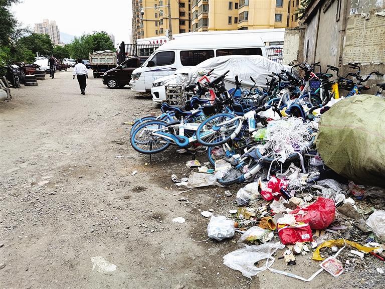 百米土路臟亂差，誰來管？經(jīng)記者協(xié)調(diào)，社區(qū)組織志愿者進(jìn)行了清理