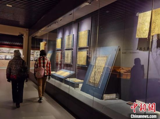 圖為蘭州市民參觀博物館展品?！⌒煅?攝