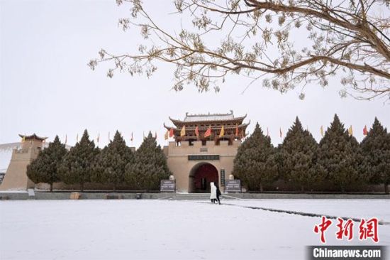 圖為2月17日，游人在鳴沙山月牙泉景區(qū)內(nèi)體驗大漠雪景?！《鼗褪形穆镁止﹫D
