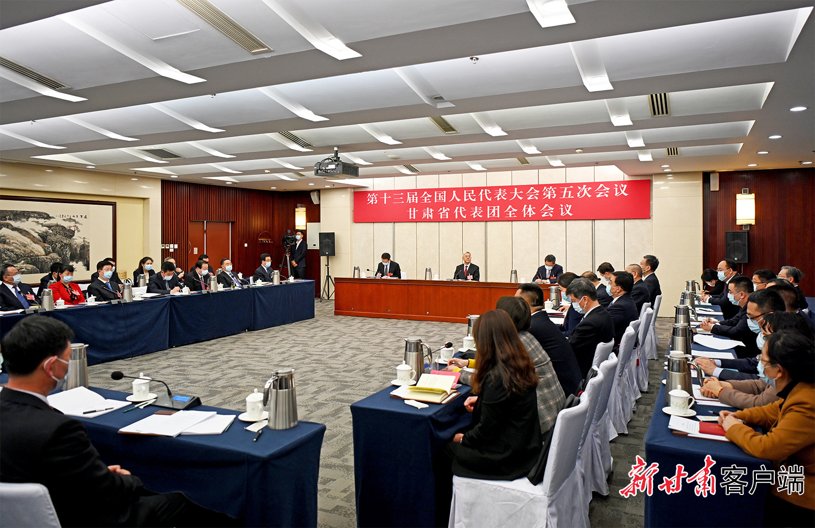 甘肅代表團(tuán)舉行全體會議，尹弘主持并講話