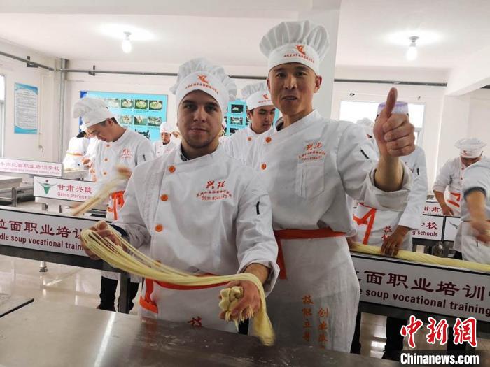 圖為外國留學(xué)生學(xué)習(xí)牛肉面的制作。(資料圖) 史靜靜 攝
