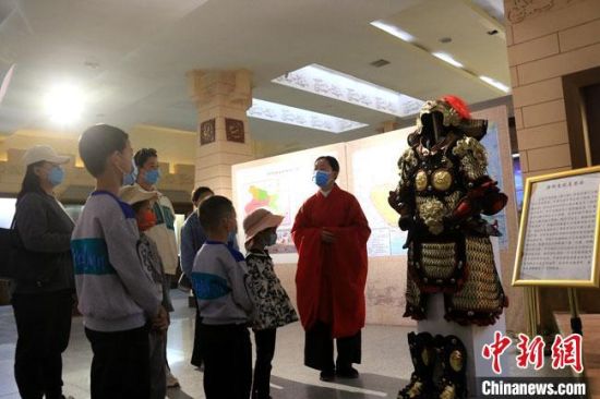 該“唐朝明光鎧”吸引游人圍觀，盡顯中國古代工匠獨(dú)特設(shè)計和傳統(tǒng)甲胄文化的魅力?！垥粤?攝