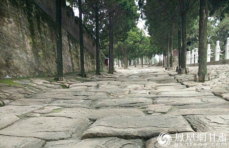 司馬遷祠的山崗下面有一段司馬古道，石條為北宋時(shí)鋪設(shè)，歷經(jīng)800余年的雨水沖刷、風(fēng)化、人走車碾，石條上的車轍印是這里曾經(jīng)繁華的歷史見證，又好像昭示太史公一生的坎坷與悲壯。楊文遠(yuǎn) 攝