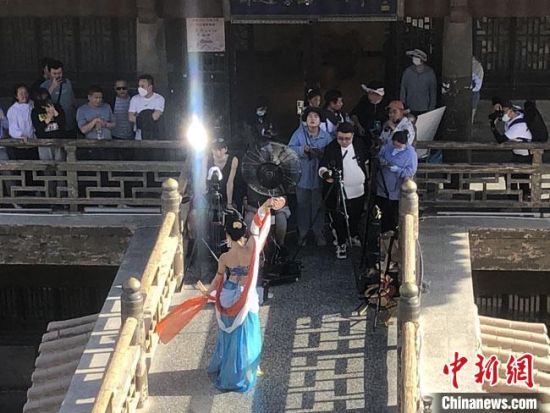 圖為5月以來，“奧大粒”直播現(xiàn)場引游客圍觀?！《鼗褪形麄鞑抗﹫D