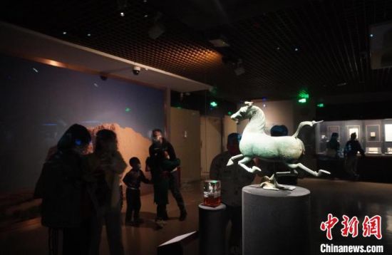 甘肅省博物館展出的“銅奔馬”吸引觀眾拍照留影。