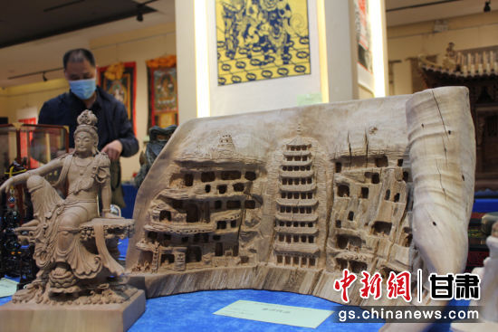 連日來，甘肅省工藝美術(shù)行業(yè)評(píng)審認(rèn)定工作會(huì)議在蘭州舉行。圖為以敦煌莫高窟為題材的木雕作品《守護(hù)》。徐雪 攝