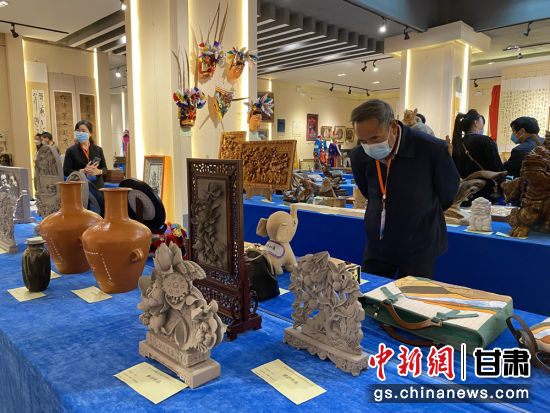 來自全省的近800件作品進(jìn)入專家評(píng)審環(huán)節(jié)，作品涵蓋雕塑雕刻、漆器、工藝花畫等多個(gè)類別。徐雪 攝