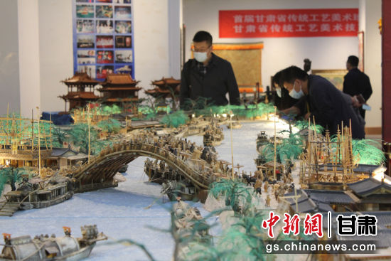 圖為參評(píng)作品牦牛角立體微雕“清明上河圖”。徐雪 攝