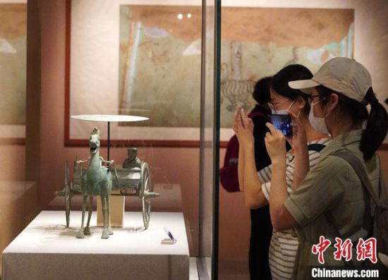 圖為參觀者參觀“大道攸歸：五涼文化展”展陳文物。　九美旦增 攝