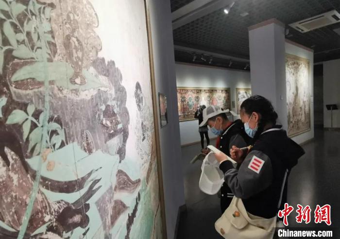 圖為學(xué)生參觀敦煌藝術(shù)館。(資料圖) 蘭州大學(xué)附屬學(xué)校供圖