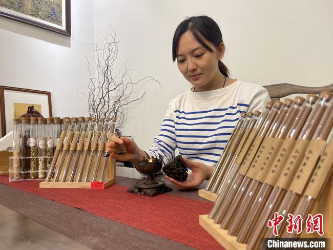 圖為魯雯展示燃香禮儀?！「攥?攝