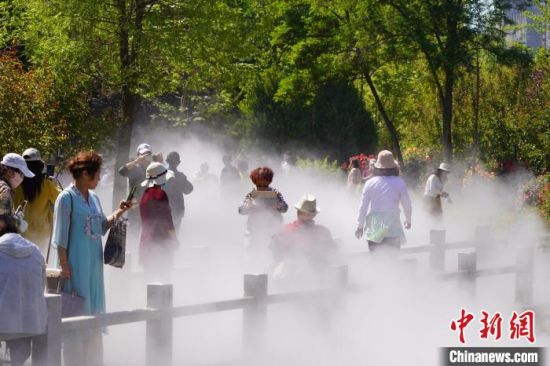 蘭州市寓言故事園化身“瑤池”仙境美景，吸引不少市民前來觀賞、拍照?！【琶赖┰?攝