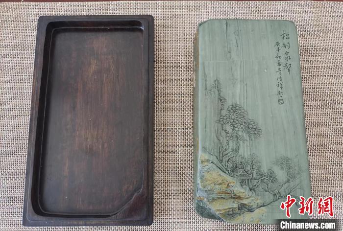 圖為甘肅甘南州洮硯藝人為提升洮硯文化內(nèi)涵，制作“一盒一拓”成品展示。(資料圖) 張婧 攝