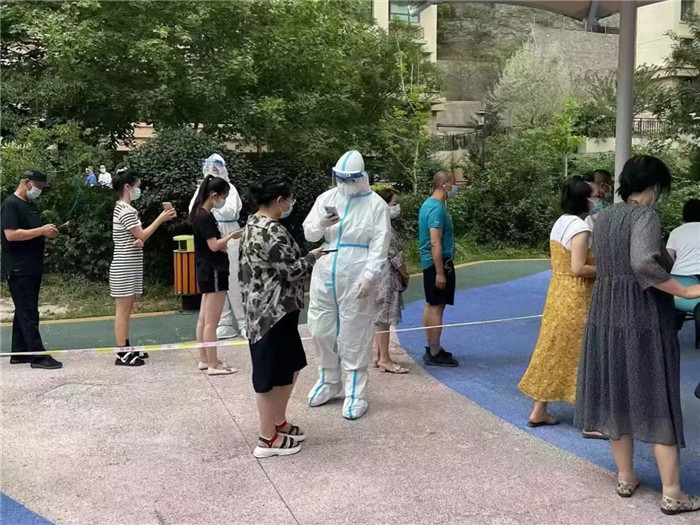 蘭州市城關區(qū)紀委監(jiān)委組織60余名紀檢監(jiān)察干部，下沉靖遠路街道17個小區(qū)開展防疫工作，展現紀檢監(jiān)察干部責任擔當。.jpg