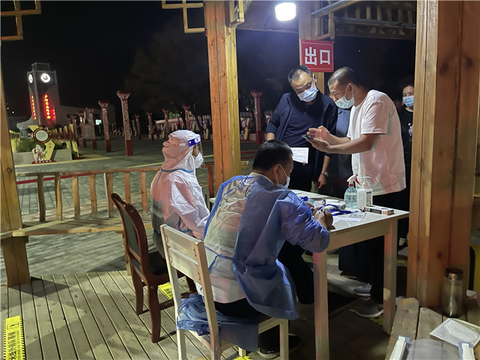 臨夏州紀委監(jiān)委督查組在廣河縣高速路口監(jiān)督檢查疫情防控措施落實情況。.jpg