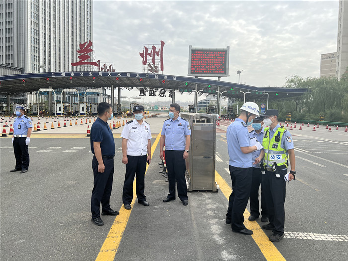 7月13日，蘭州市紀(jì)委監(jiān)委第四監(jiān)督檢查室聯(lián)合市紀(jì)委監(jiān)委派駐市公安局紀(jì)檢監(jiān)察組檢查環(huán)蘭檢查站疫情防控措施落實(shí)情況。.jpg