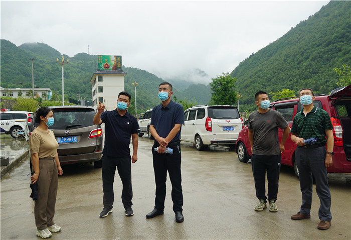 7月13日，隴南市徽縣紀(jì)檢監(jiān)察干部到嘉陵火車站督查疫情防控工作。張麗娟 攝.JPG