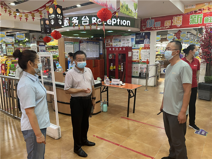 7月15日，酒泉市玉門市疫情防控督查組在隴商聯(lián)華超市監(jiān)督檢查疫情防控措施落實(shí)情況。 .jpg