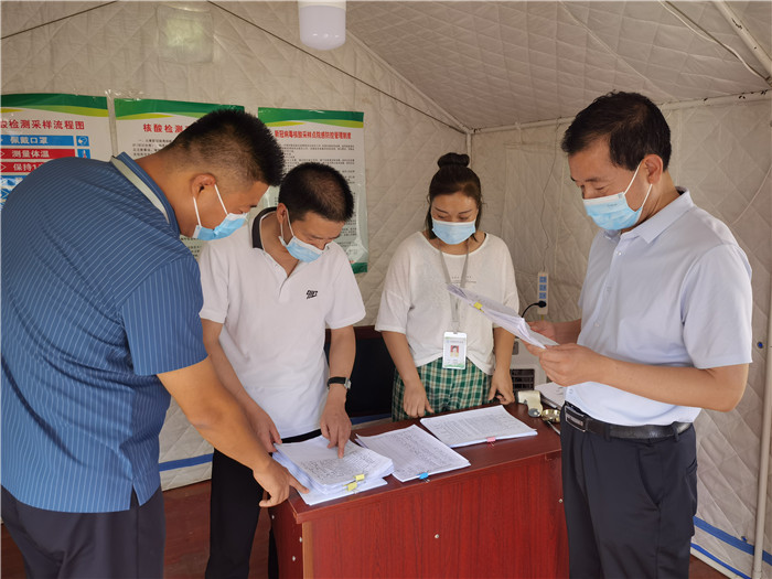 7月18日，慶陽市紀(jì)委監(jiān)委督查組在慶陽汽車北站了解來慶返慶人員信息登記、四級網(wǎng)格落實(shí)等疫情防控措施落實(shí)情況。 張霖森 攝.jpg