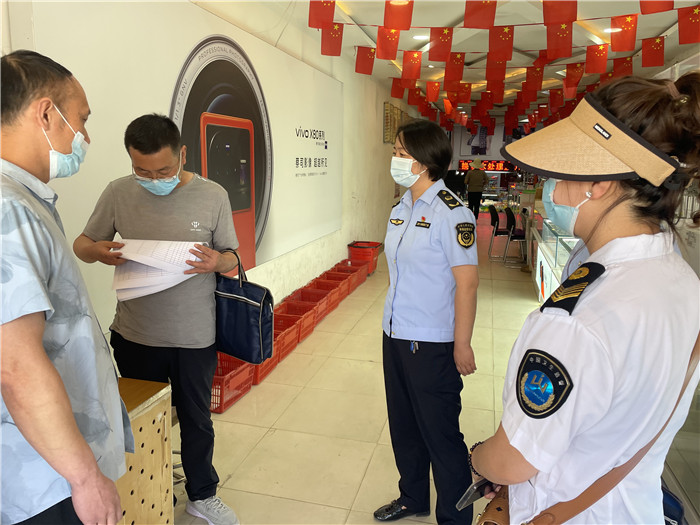 7月20日，定西市漳縣紀(jì)委監(jiān)委駐縣衛(wèi)生健康局紀(jì)檢監(jiān)察組抽調(diào)縣市場監(jiān)管局、衛(wèi)建局工作人員,深入新寺鎮(zhèn)萬家超市查看人員出入登記、環(huán)境消殺等。 蔣湘濤 攝.jpg