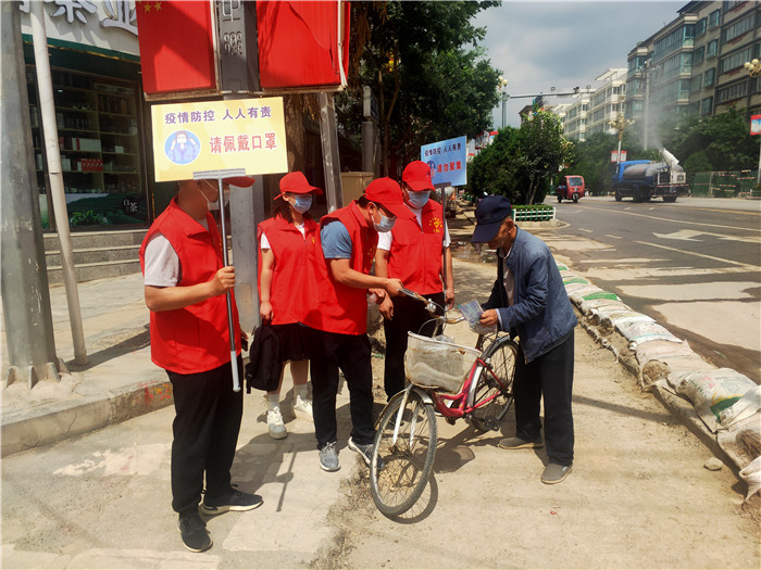 7月21日，定西市通渭縣紀(jì)委監(jiān)委機(jī)關(guān)志愿者在城區(qū)開展“不聚集、戴口罩”志愿活動(dòng)。.jpg