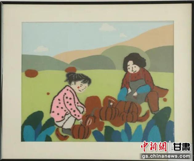 嘉峪關(guān)市新城鎮(zhèn)新城村農(nóng)業(yè)產(chǎn)業(yè)園區(qū)內(nèi)，母女兩人在摘南瓜。刺繡 馬艾米乃 繡稿 敬紅霞