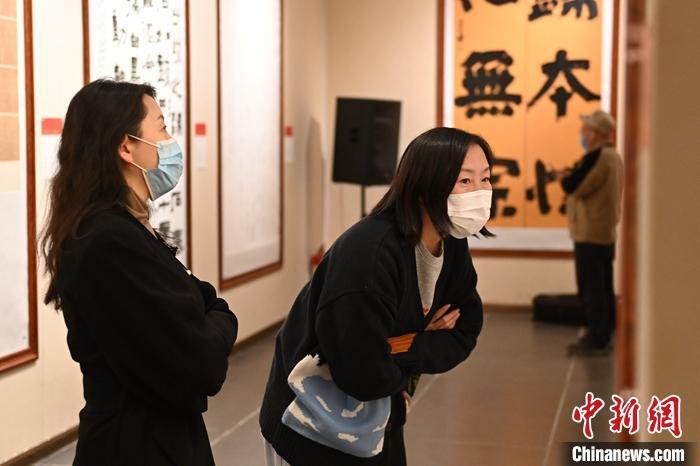 圖為甘肅蘭州，參展書法作品吸引參觀者。 中新社記者 李亞龍 攝
