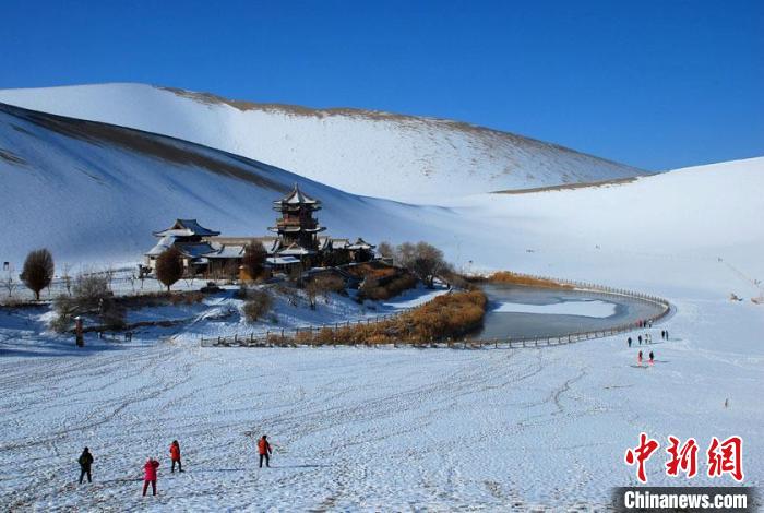 敦煌市鳴沙山月牙泉雪景如畫。(資料圖) 張曉亮 　攝